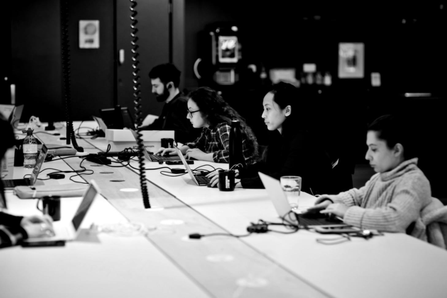 Session de formation en budget capital avec participants travaillant sur des analyses financières